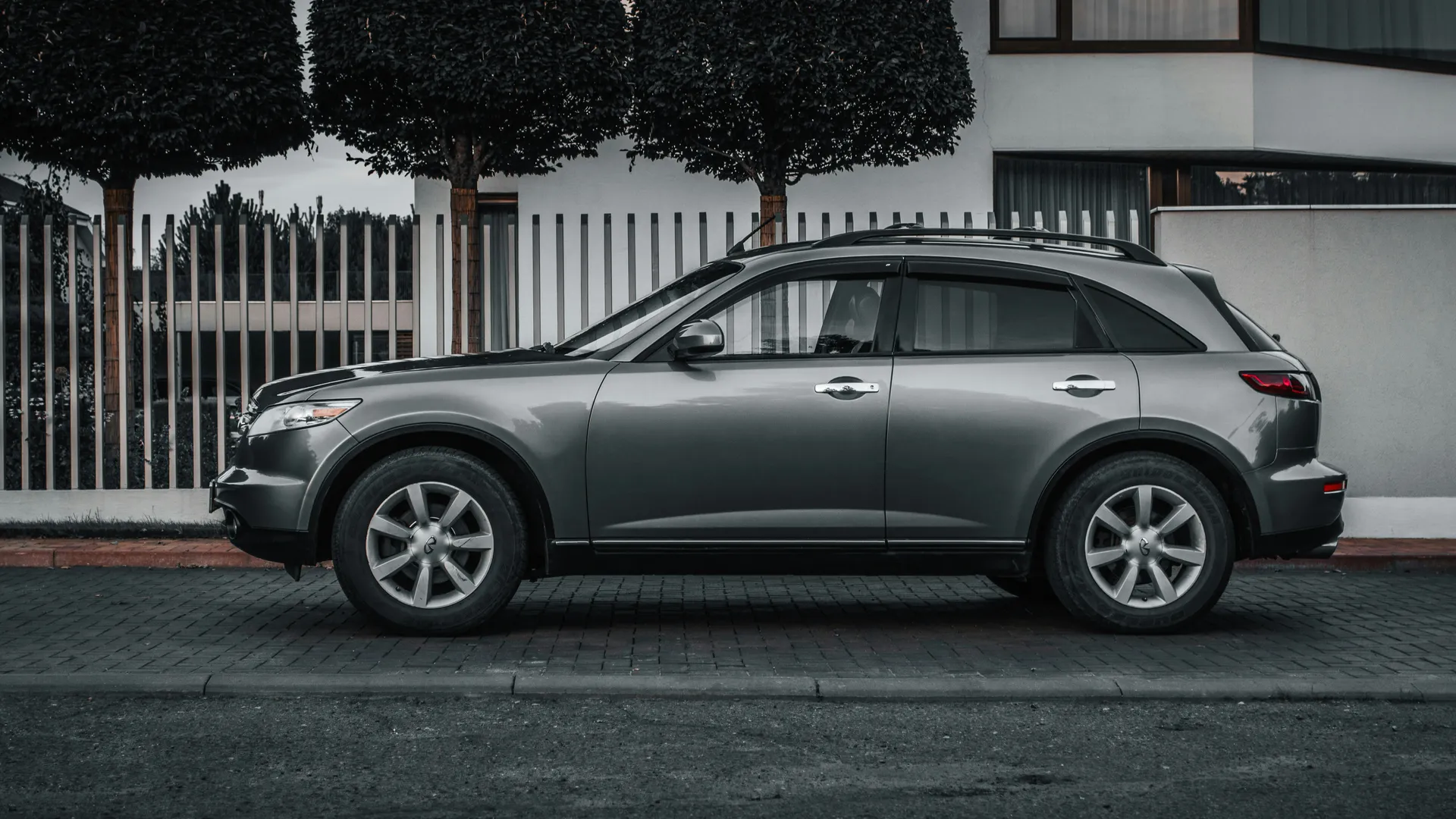 Model van een automerk in de hero van de website